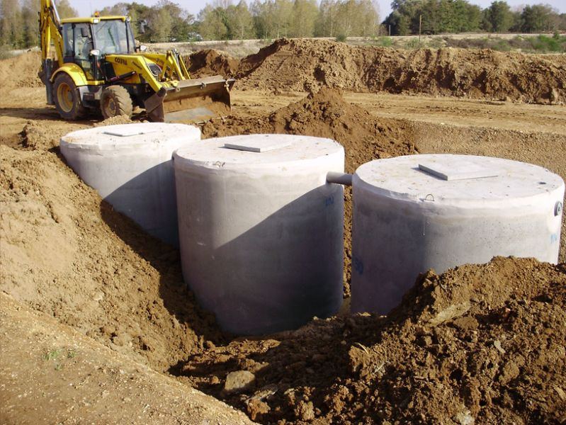 Cuves rondes en béton posées en fouille pour un assainissement individuel