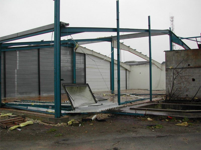 Ossature métallique d'un bâtiment industriel après déconstruction