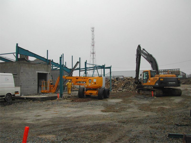 Hangar déconstruit : ossature métallique et chargeuse