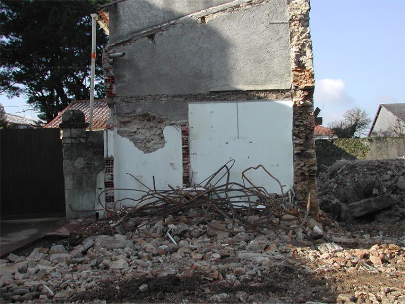 Mur d'une maison en cours de démolition, ferraillage et gravats