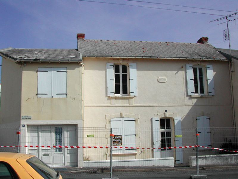 Maison en cours de désamiantage de toiture, nacelle sur le toit