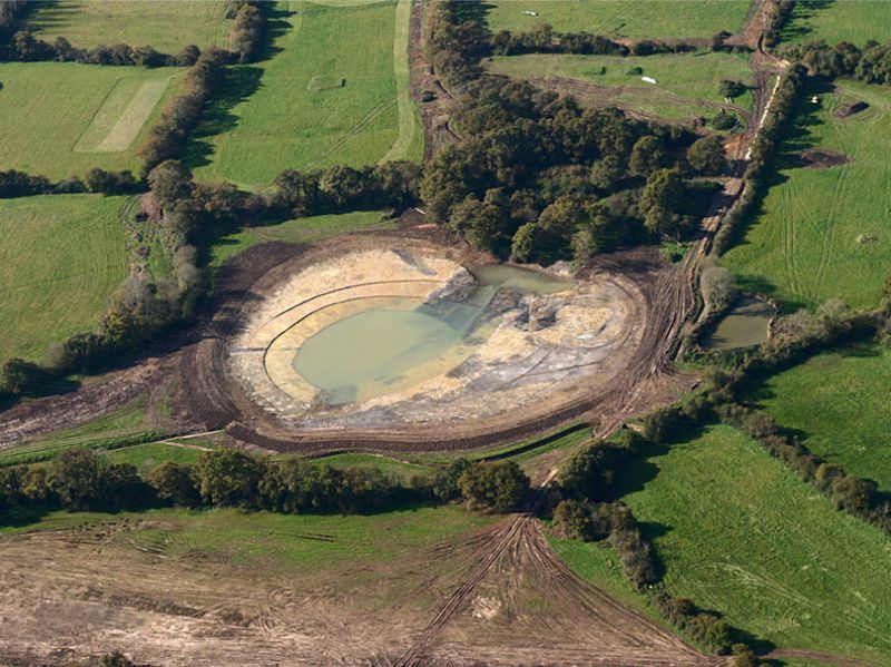 Vue aérienne d'un chantier d'aménagement de plan d'eau