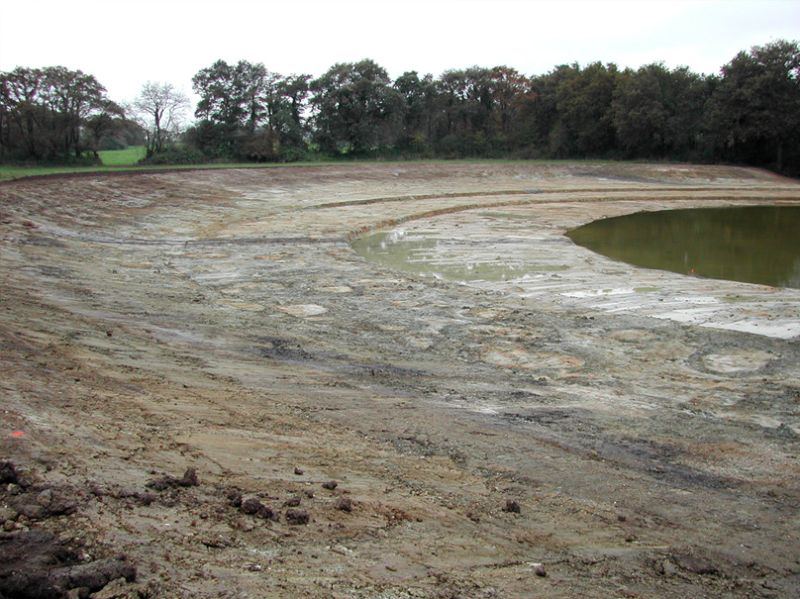 Bassin terrassé, berges profilées avant mise en eau