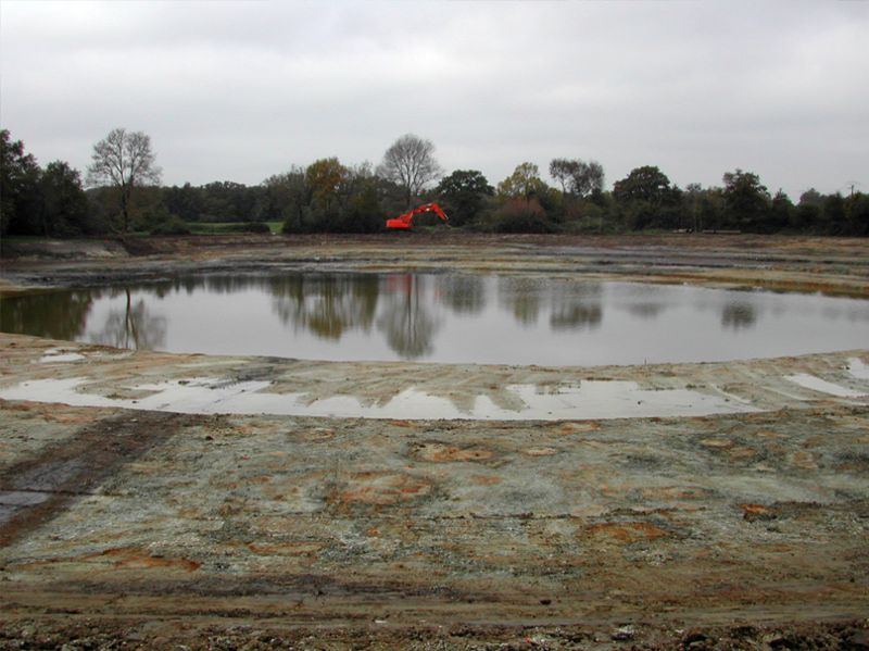Bassin en eau après terrassement des berges