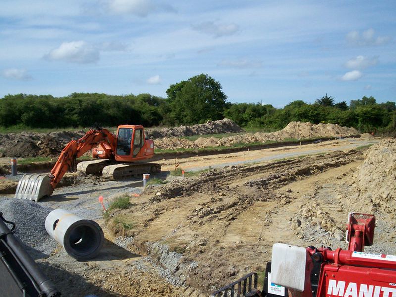 Pose de buses en béton en fond de tranchée