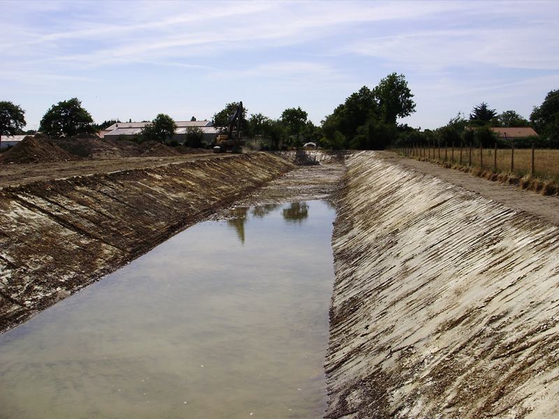 Fossé terrassé en eau, berges talutées