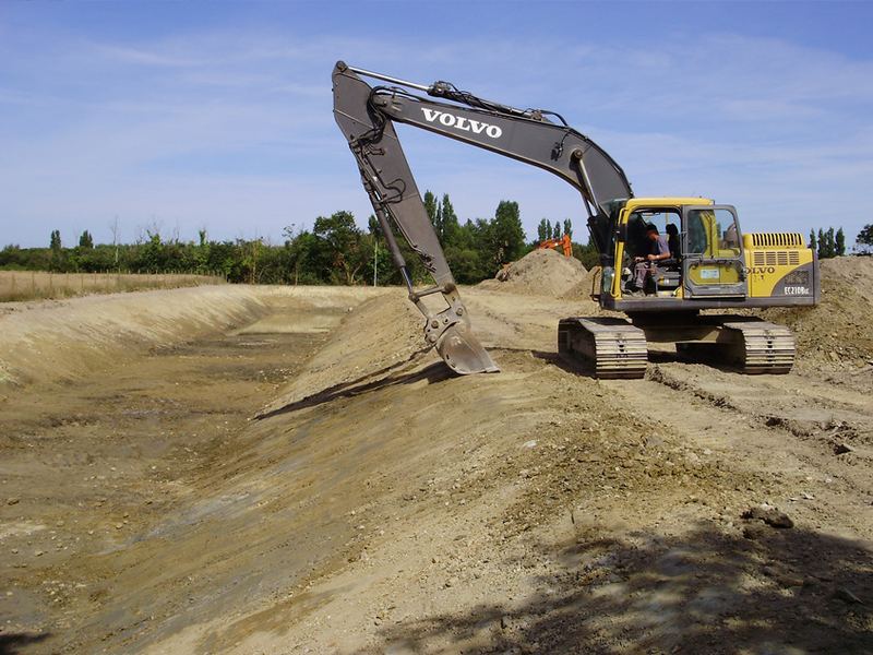 Pelle Volvo préparant une plateforme empierrée